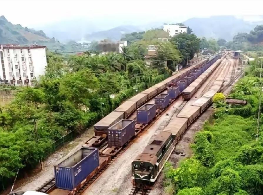 越南还想让中国当冤大头？呸！兜里没钢镚儿，嘴上喊兄弟，技术空白全靠舔着脸要，台风