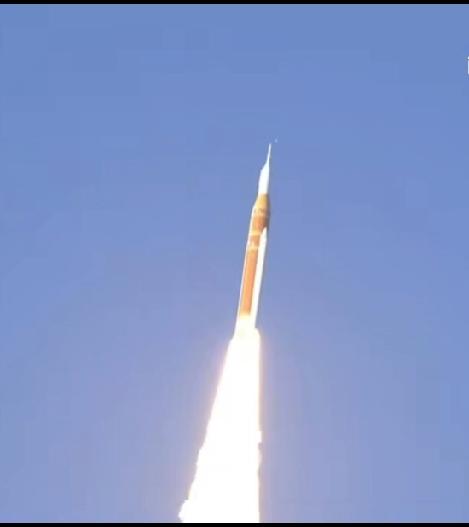 美国又搞起了载人绕月
视视出现火箭升空，烈焰喷发的场面。老美以前在1972年搞过