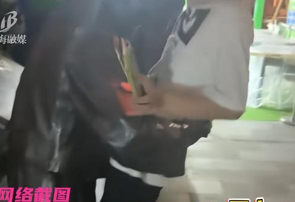 某男子为拍搞怪视频，看到街头有双臂张开的铜像，于是自己钻进铜像怀里拍照，没想到后