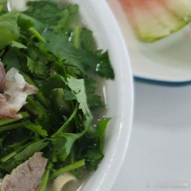 午餐 羊肉泡馍~啧啧啧味道还不错，吃撑了 