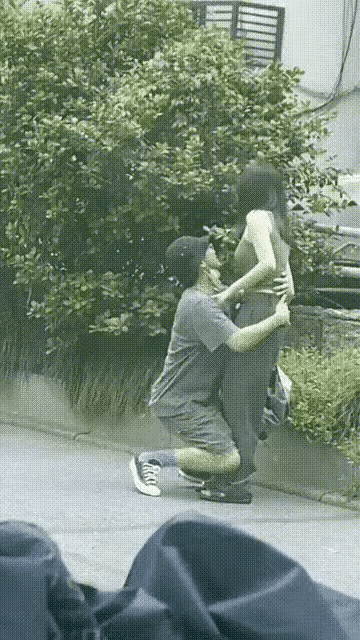 这样的男人最可怕，说跪就跪，跪的容易，翻脸也快，如果这个女的不离开他，有一天，他