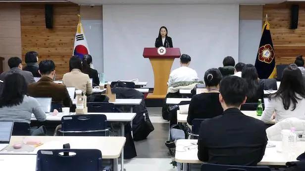 权性东质疑韩悳洙151票即下岗已经失去价值。韩国宪院公报官李珍（音）31日
表示