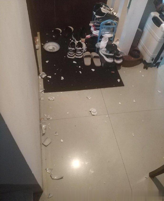 女朋友，生气就这样摔东西，有必要继续下去吗？？？ ​​​