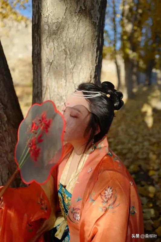 诳语珠·画皮剥落现妖容

驼舌巧转莲花落，鹰眸暗藏荆棘丛。饴糖裹尽黄连味，笑靥深