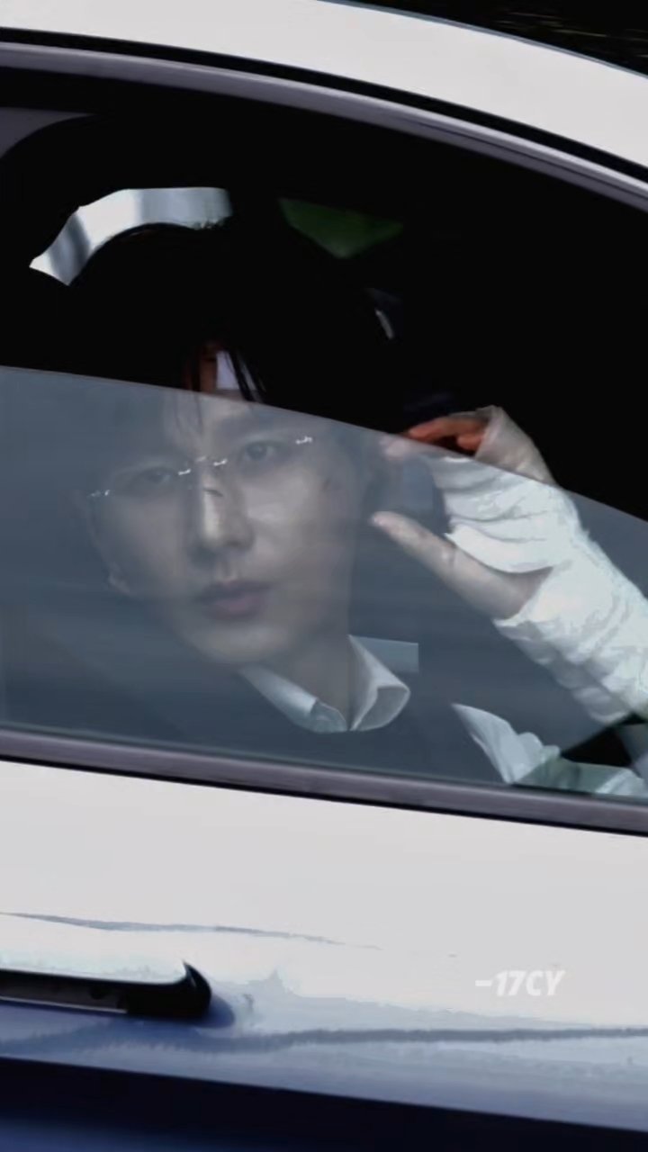 此男帅脸微脏😚成毅《狩谎》今日路透图，戴上眼镜后，熟男味好重、、、今天是战损版