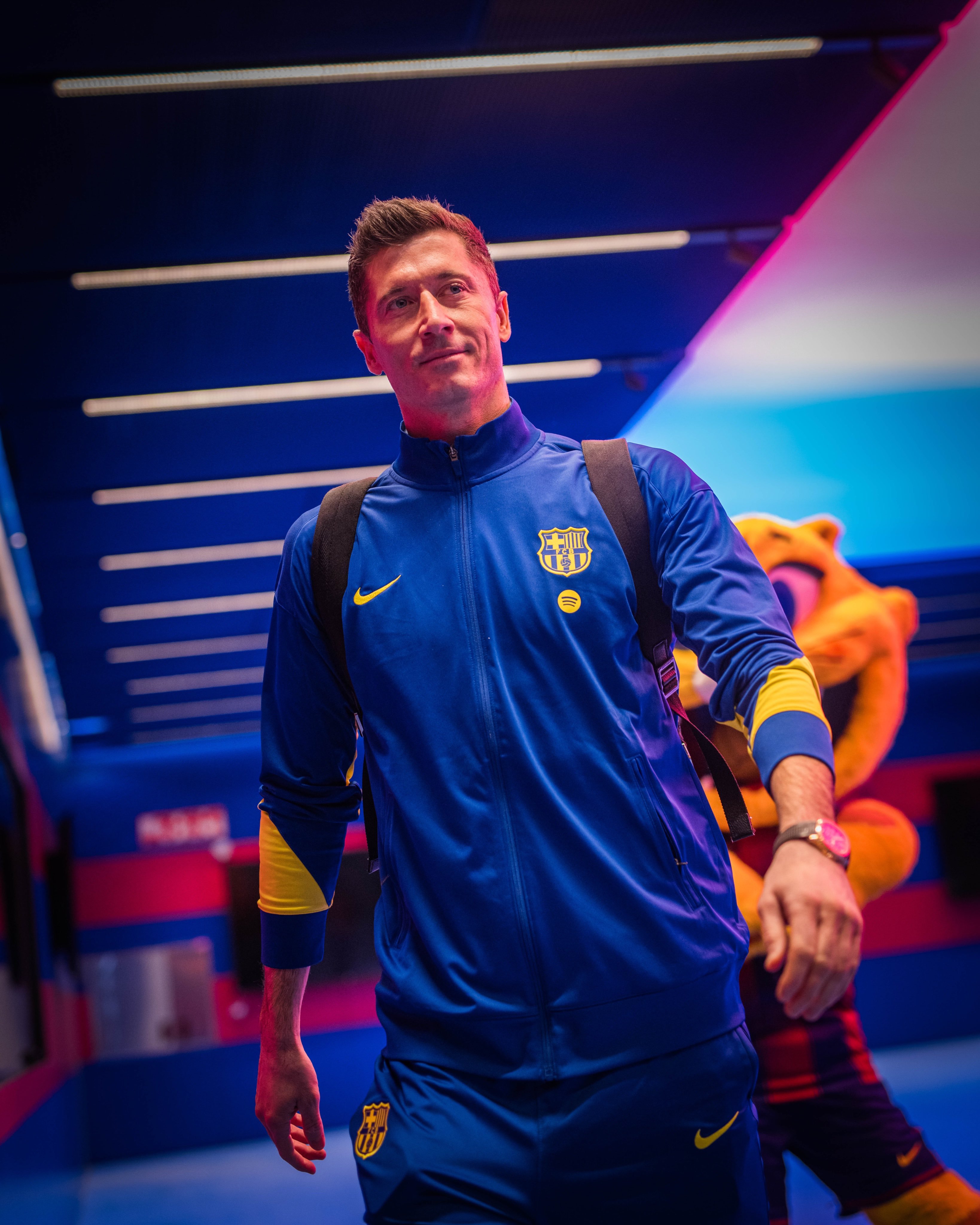 球员抵达诺坎普😍😍😍😍😍😍😍😍😍😍😍巴萨vs奥维耶多至死不