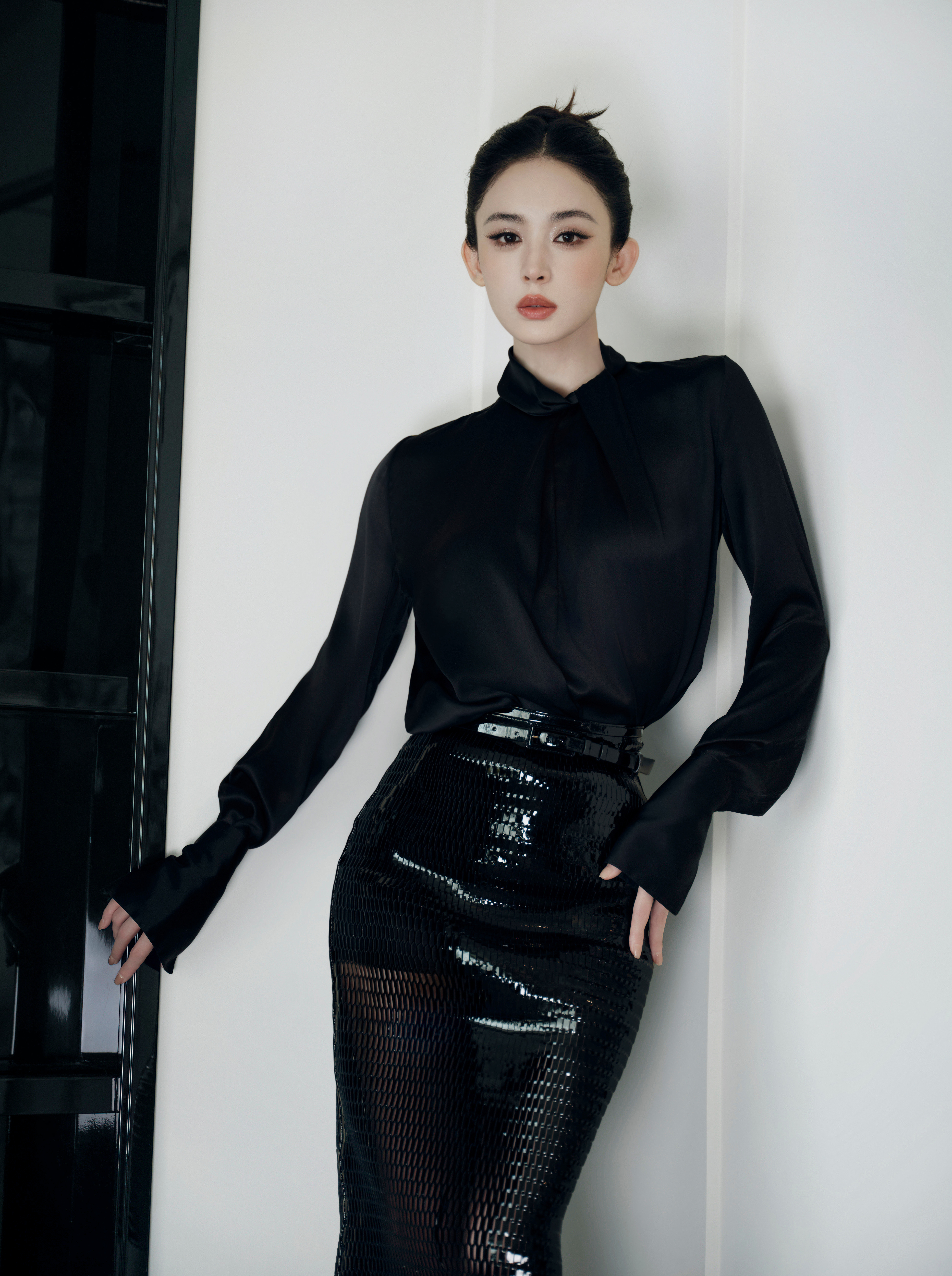 TF绝色之夜顶级名利场 所有人感受！ 这张脸真的太美了！盘发的干练与镂空黑裙的优