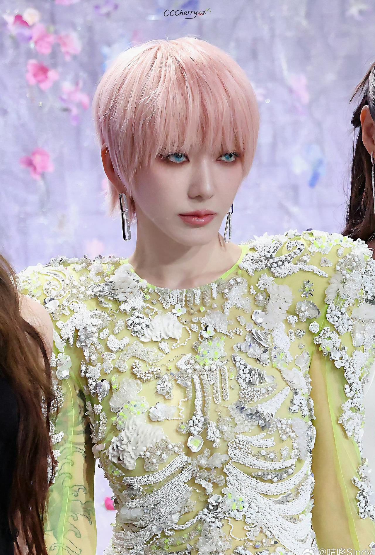 刘忻差点没认出刘忻 

我家时尚审美一流的小姐姐呀！怎么这么好看！美得我们眼睛都