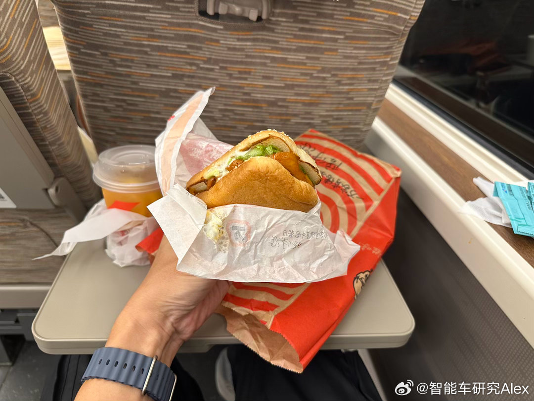 群友提醒我巫山烤鱼好吃，不敢奢望了趁着换乘的机会去买个开封菜，填饱肚子就不错了…