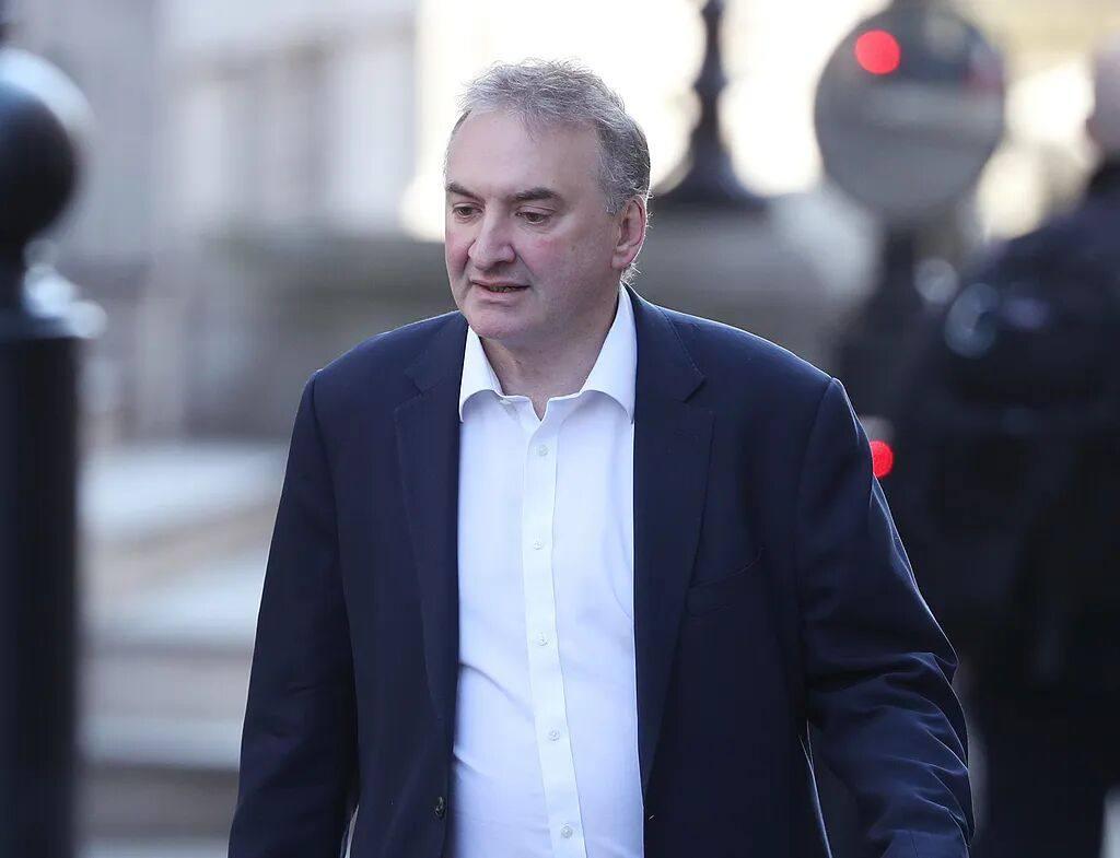 一场由爱泼斯坦案引爆的政治风暴，彻底席卷唐宁街。
英国首相斯塔默遭遇上任以来最严