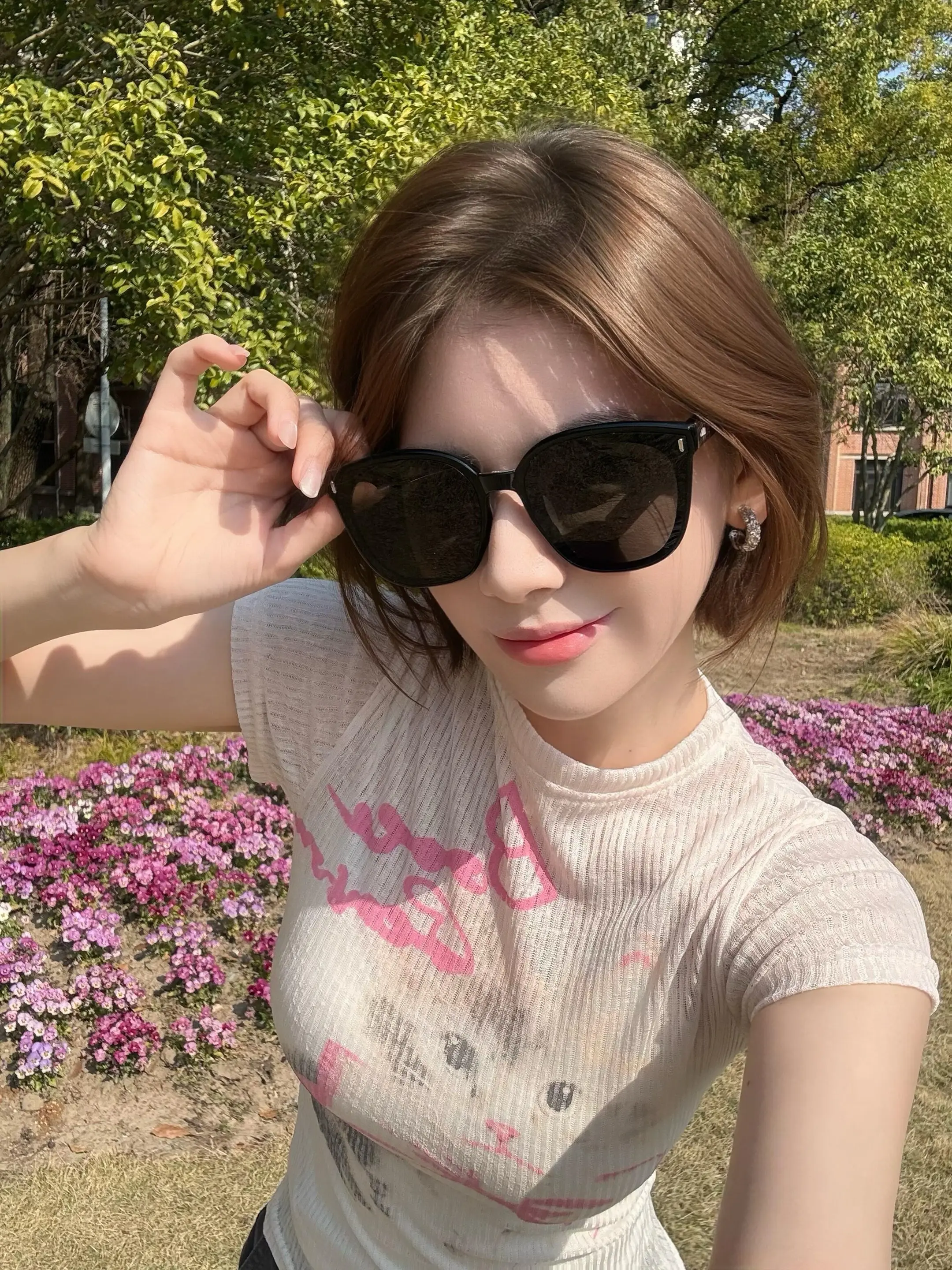 我做不了玫瑰，也当不了月季，我想我应该是田园里的洋桔梗，自信且真诚，我...