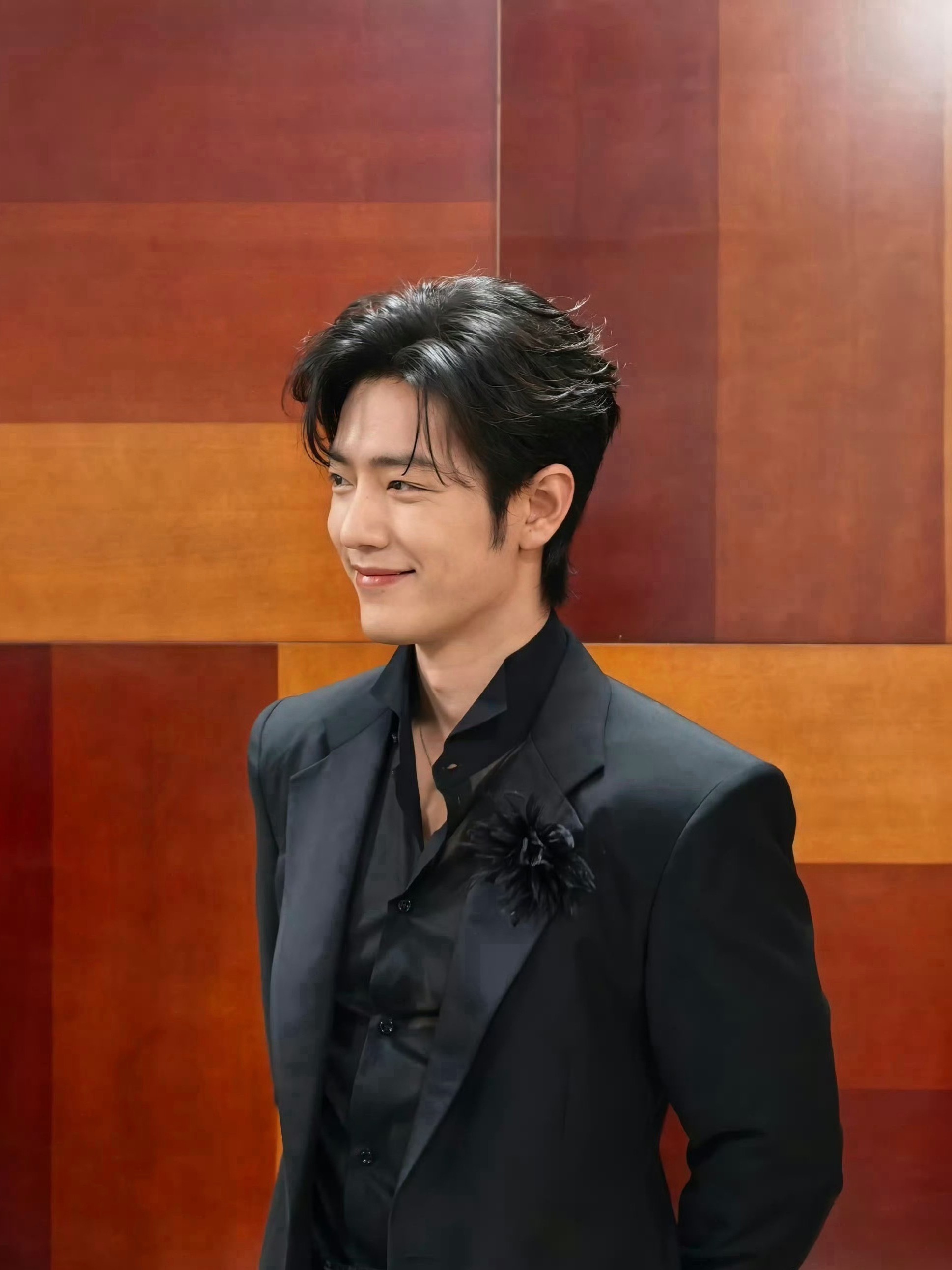 肖战大影节生图 这两张真帅 