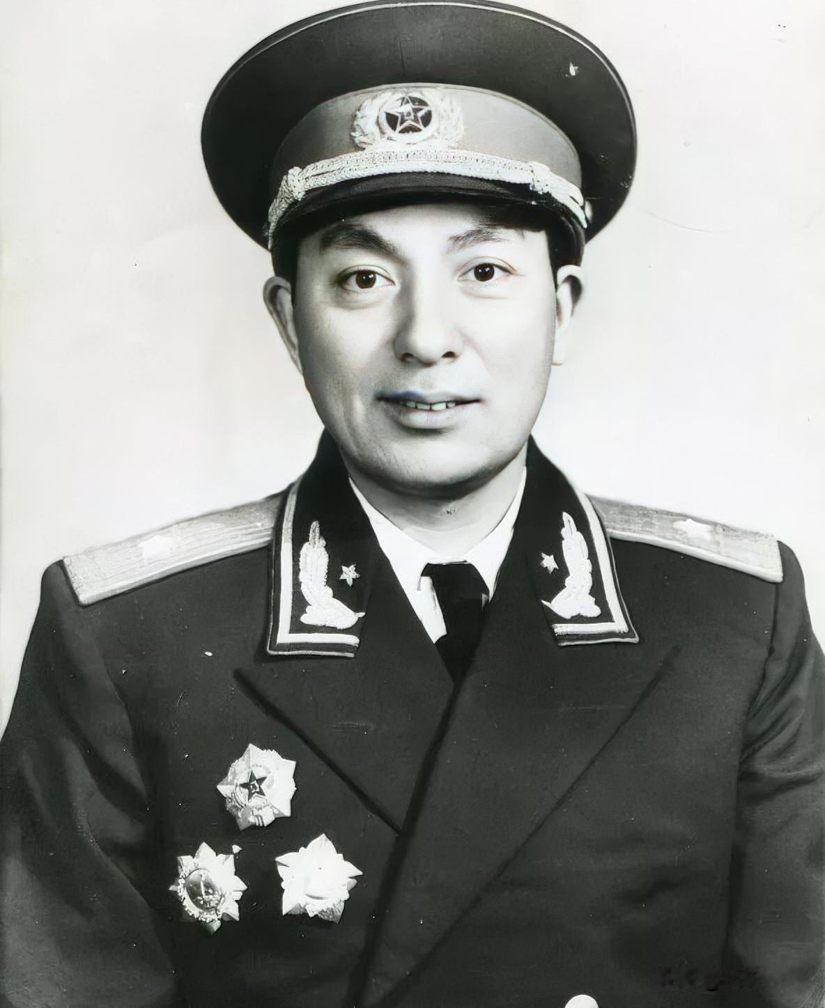 黎光（1914—2020），四川仪陇人，开国少将。1933年参加红军，1935年