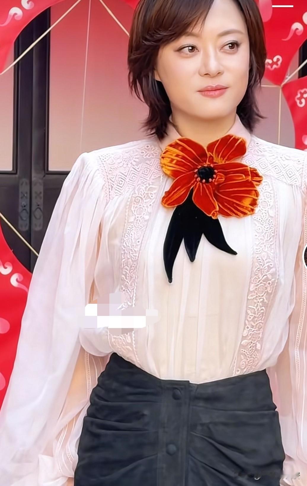 孙俪确实该换造型师了
这一身穿搭我是非常不理解
本来剧中她造型非常好看
就是她那