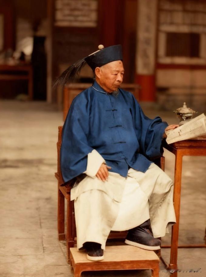 1875年，左宗棠在兰州准备出征前的珍贵留影


刚来甘肃时，他先盯兵和官。
制