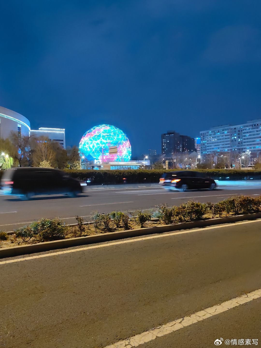 随手拍"人的底色是有情有义，爱的底色是心疼和尊重，那些能处一辈子的关系从来不是靠