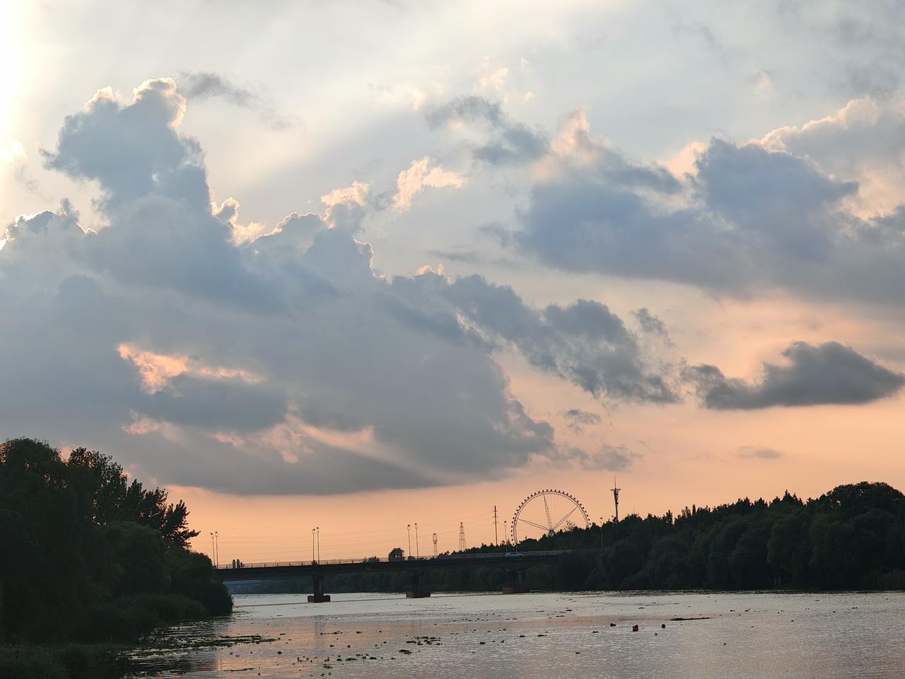 夕阳西下，那飞奔的天马云朵简直绝了。夕阳给云朵裹上一层金纱，神秘又耀眼。
瞧那云