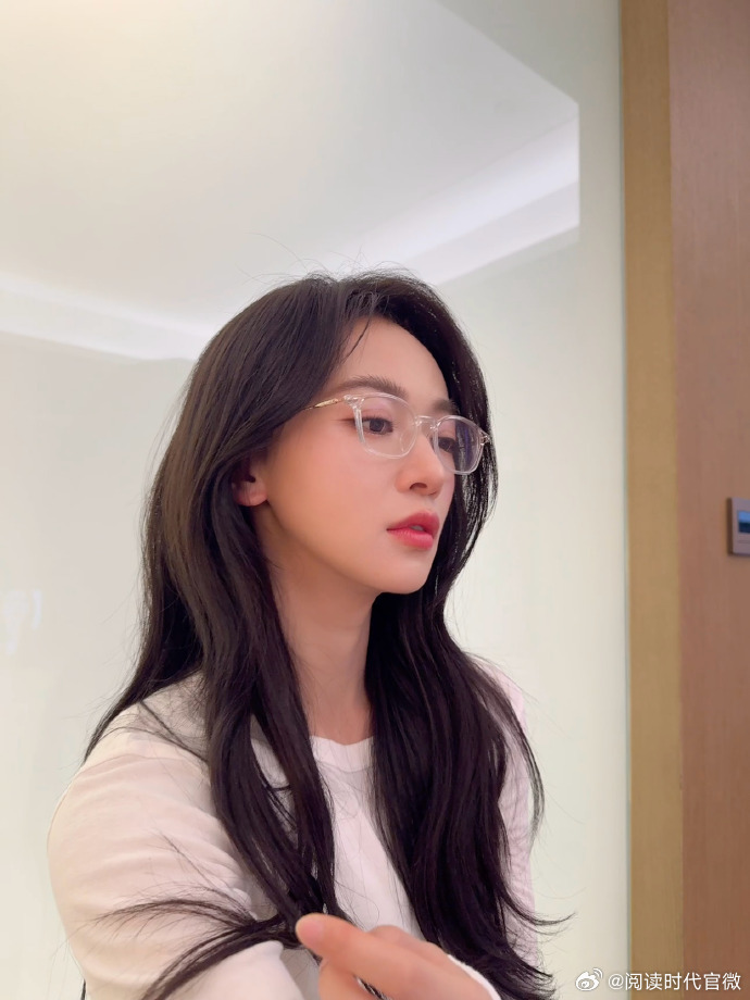 吴谨言麻辣女教师吴谨言看得我想叫老师 吴谨言麻辣女教师的造型真的是又美又酷，简直