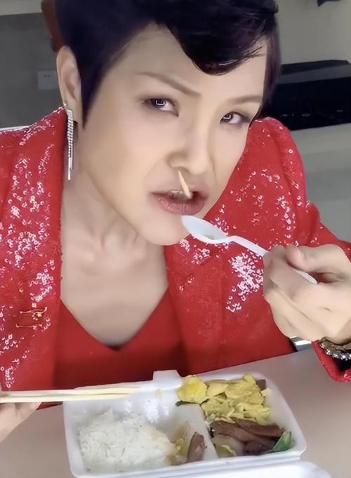 大陆网友眼睛还是雪亮的，也十分给力，一两场直播就解决马蹄露眼前的困难。
马蹄露，