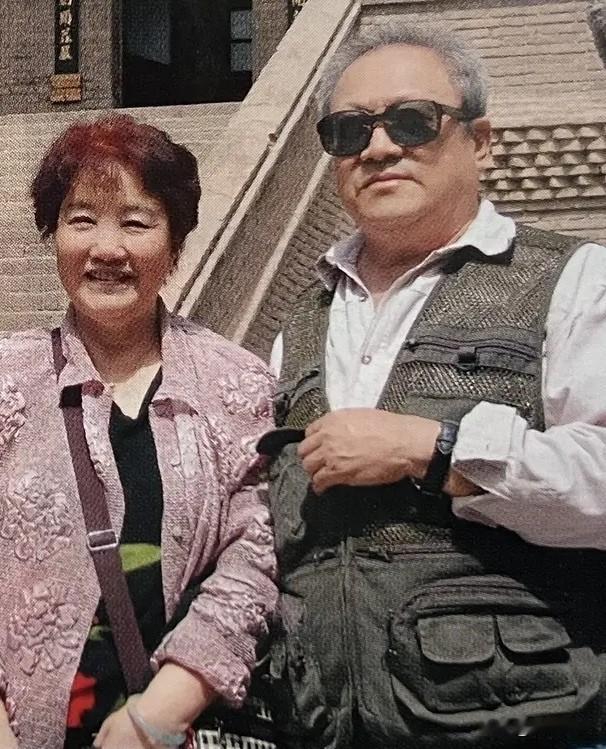 他俩是不同时代的当红影星。
站在左边的女士，是上世纪六十年代的百花影后。
右边的