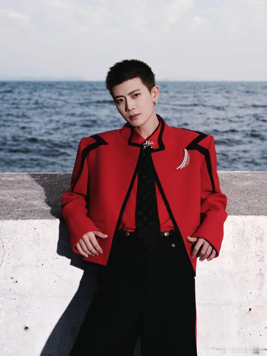 任嘉伦点燃新的年光任嘉伦跨年红装造型任嘉伦跨年红装造型，点燃新的年光，