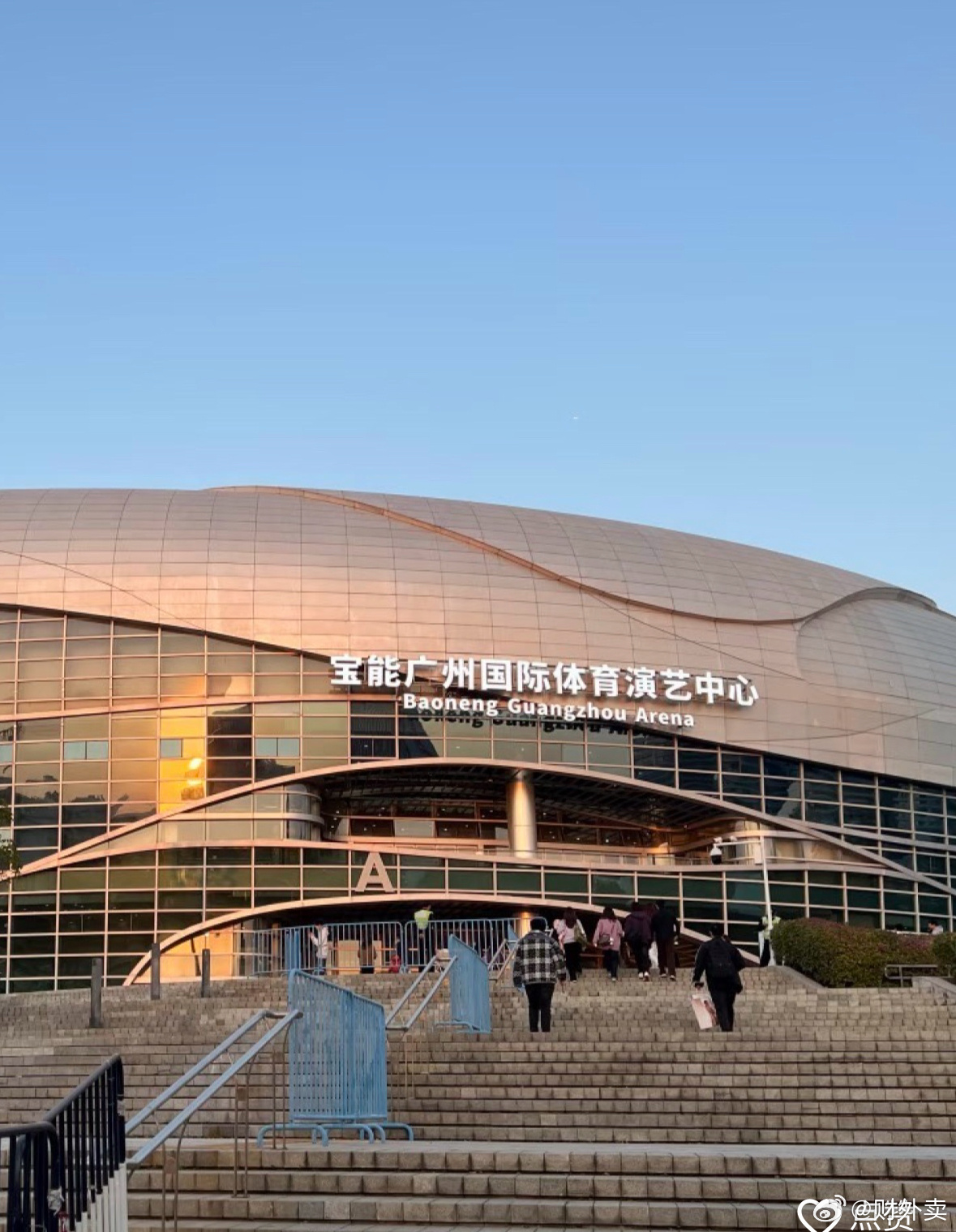 宝能董事长姚振华实名举报在广州科学城这边大家最有记忆就是宝能可以把萝岗演艺文化中