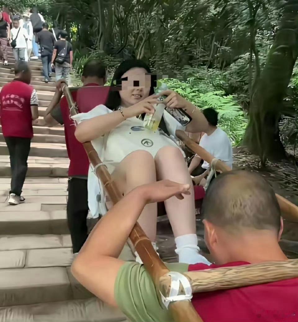 感觉师傅好辛苦啊，坐滑竿的女子，别的游客盯着她，她应该很尴尬吧! 
