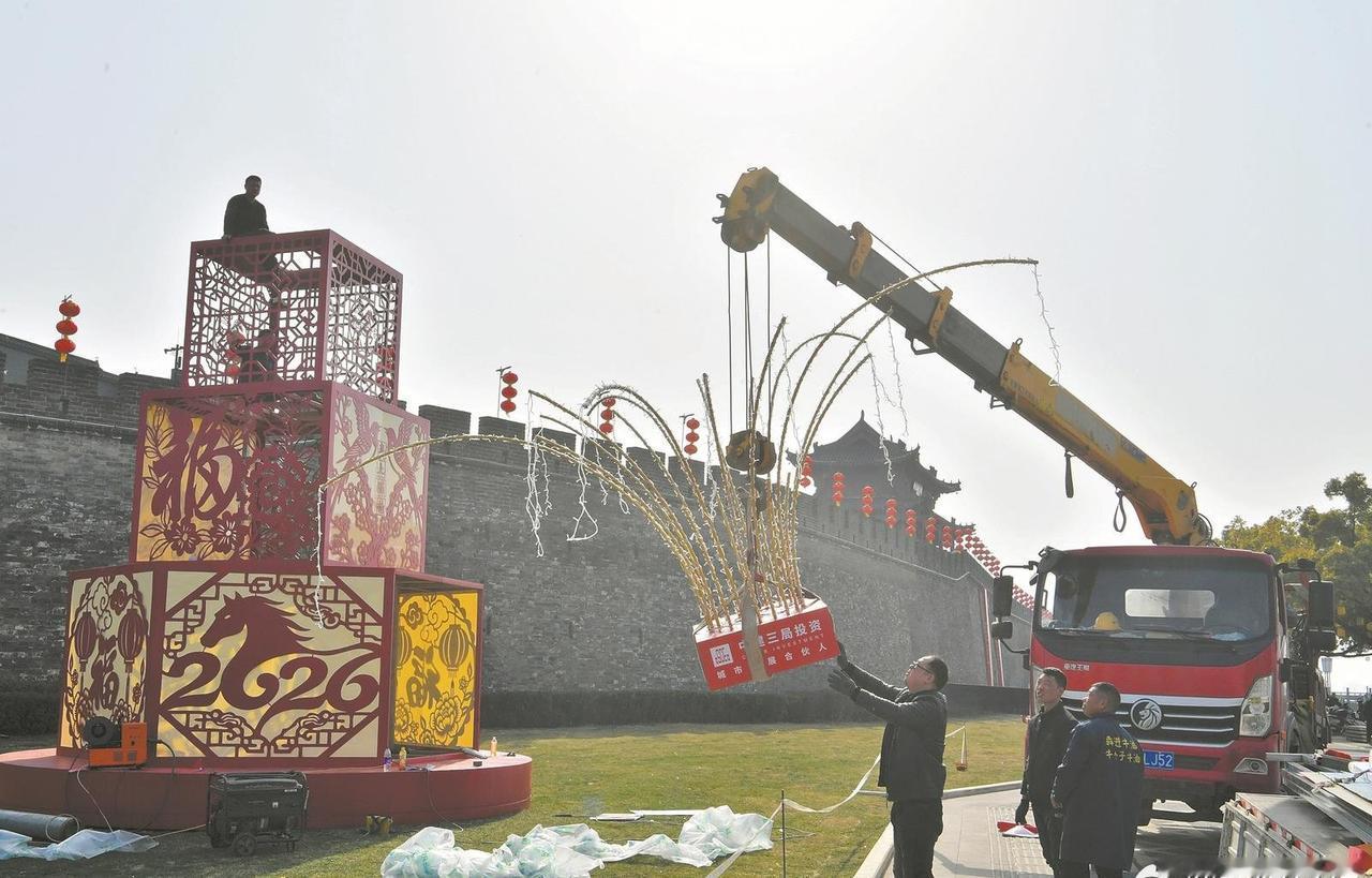 【扮靓古城迎佳节】近日，施工人员在襄阳古城安装新景观，扮靓古城，迎接马年新春佳节