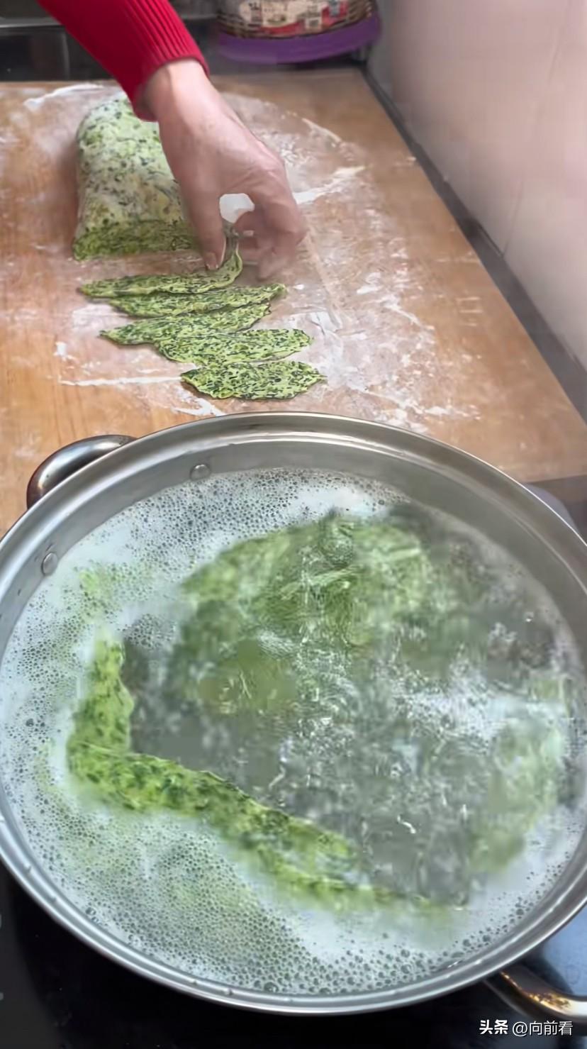 这道菜南方人肯定没有吃过！每年春天，就到了吃野菜的时候，野菜不光品种多，吃法也多