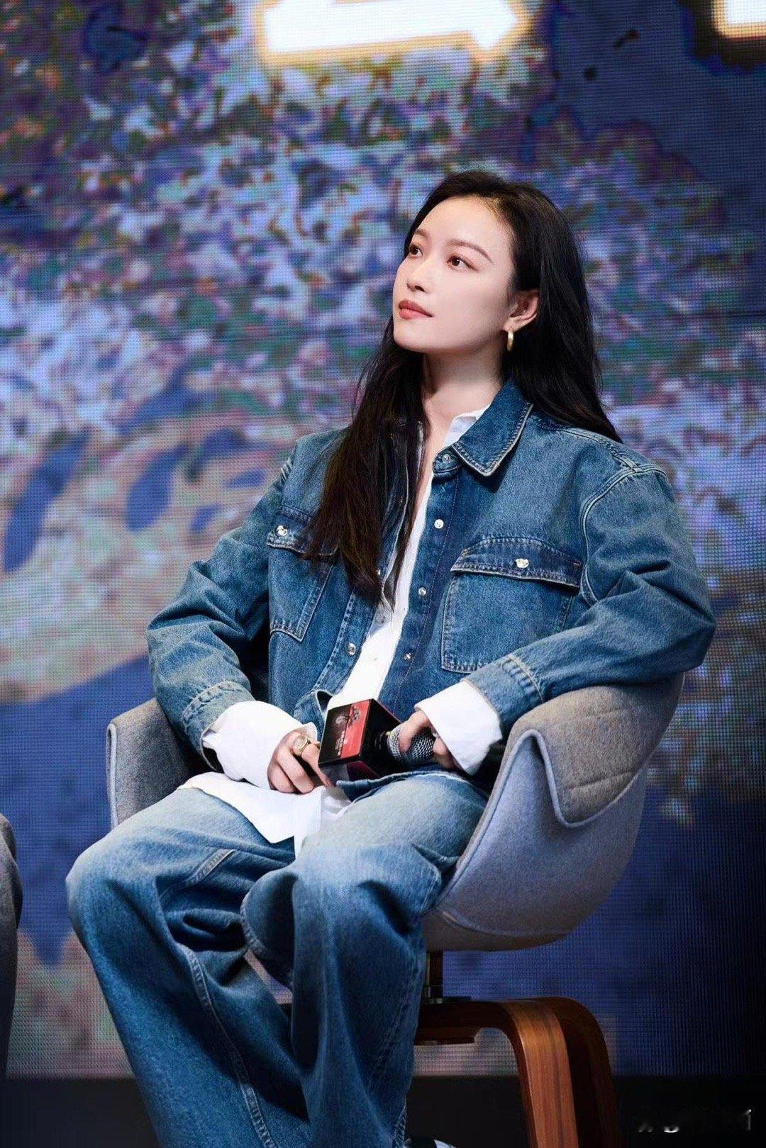 倪妮的气质真的太出挑了！牛仔外套叠搭白衬衫+阔腿裤，随性时髦还超减龄，高级感拉满