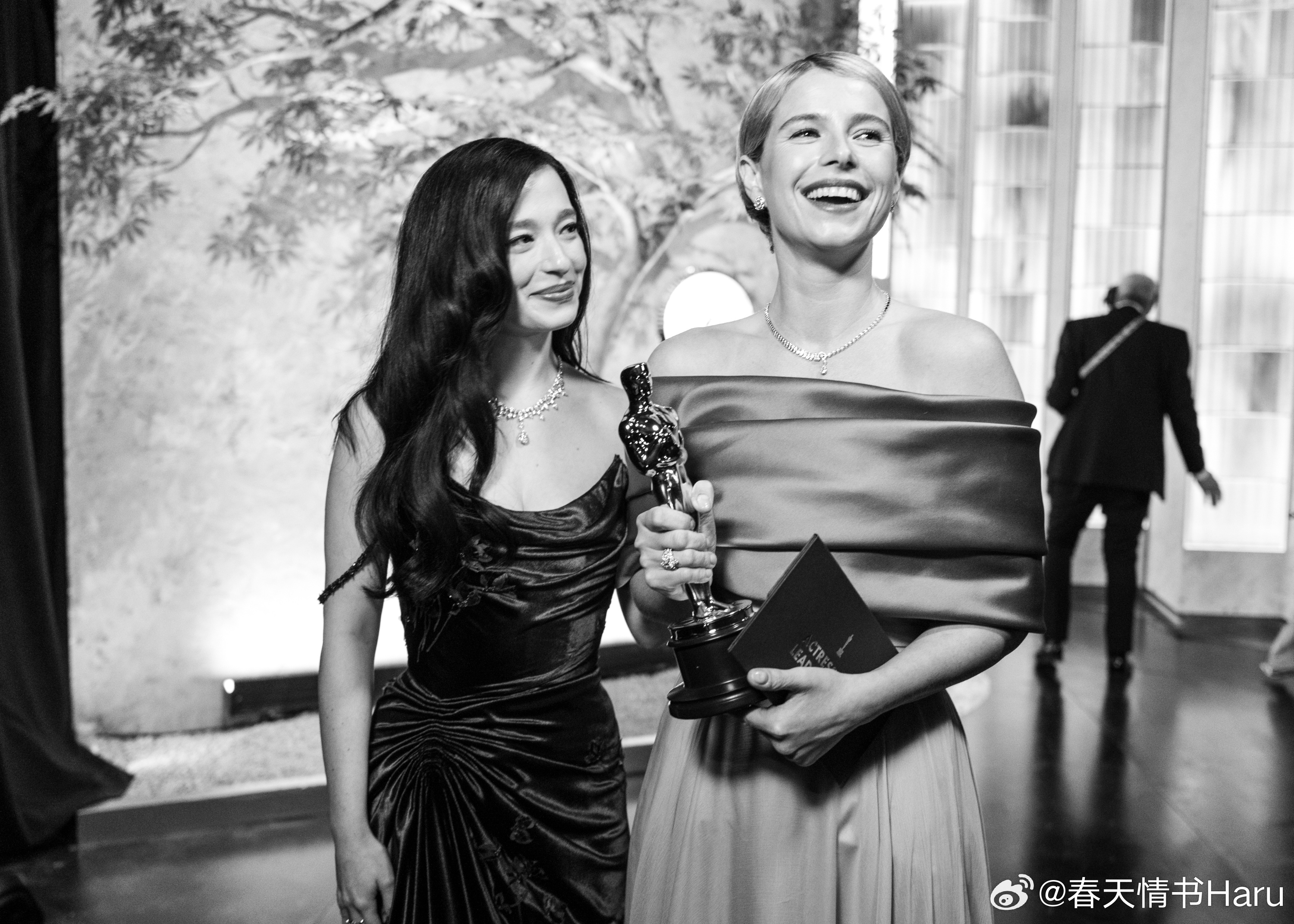 第98届奥斯卡颁奖典礼上米奇·麦迪森与杰西·巴克利 