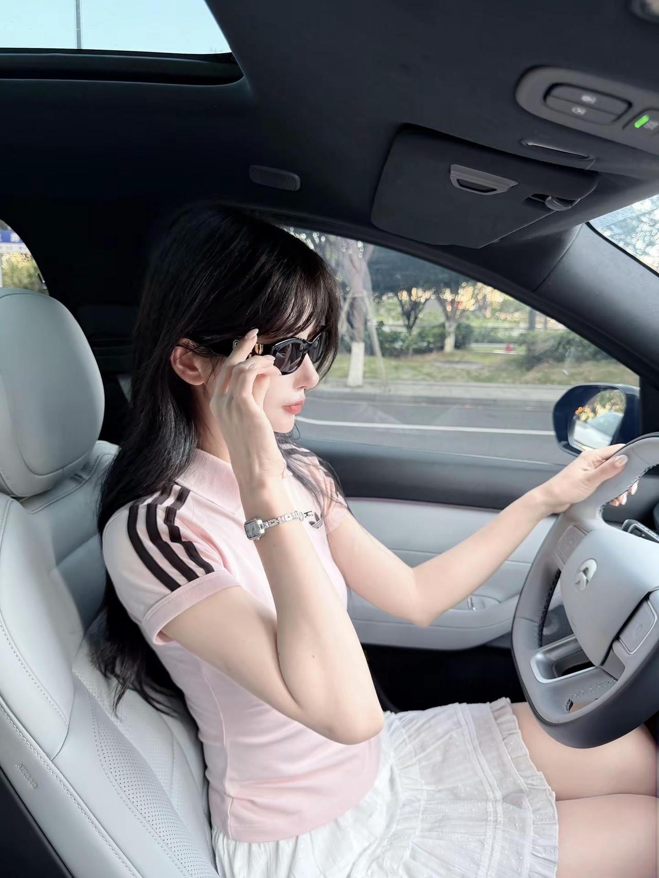开SUV的女生｜毕业通勤穿搭。开蔚来的快乐 穿polo衫做气质女人 少女心满满的