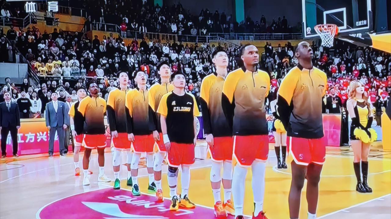 CBA揭幕战就现四大尴尬
       昨天晚上，CBA揭幕战在杭州上演，广厦男