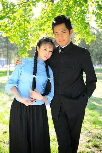 孙菲菲钟汉良的合影，俊男美女好养眼，一个高大帅气，一个娇小美丽。