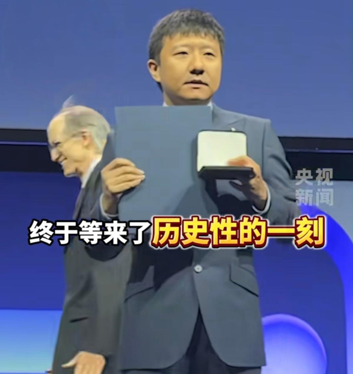 王虹和邓煜拿了菲尔兹奖，本是件高兴的喜事。

可网上的声音，听着有点不是滋味。好