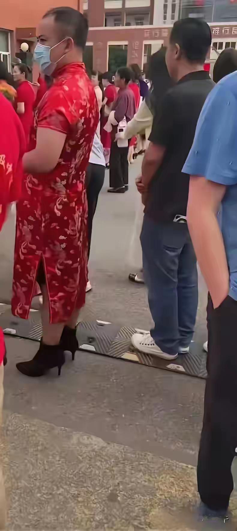 差生文具多，旗袍算一个！
考生家长穿旗袍，是最俗不可耐的动作，没有之一！
但凡学