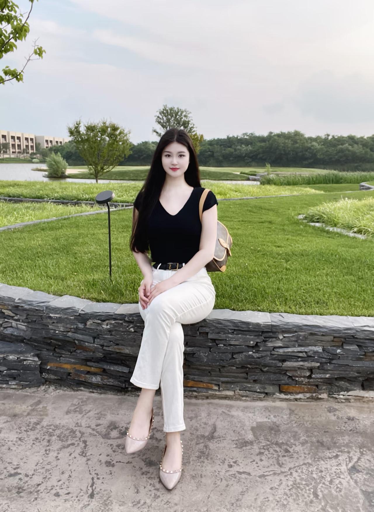 『半窗月痕·临江仙·园庭四时倩影』
 
晴日铺园寒草浅，苍松倚石生凉。青丝垂肩映