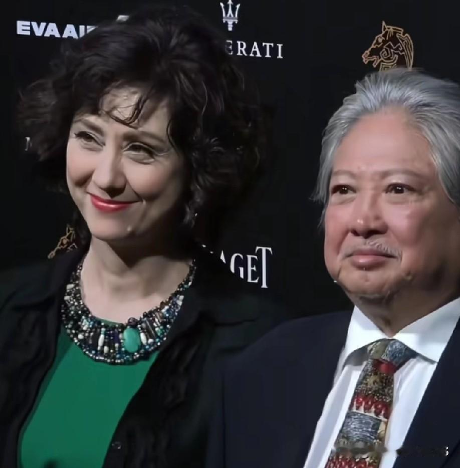 洪金宝妻子真美，
老了也这么优雅精致！
两人携手多年，
真是般配又有爱的一对～