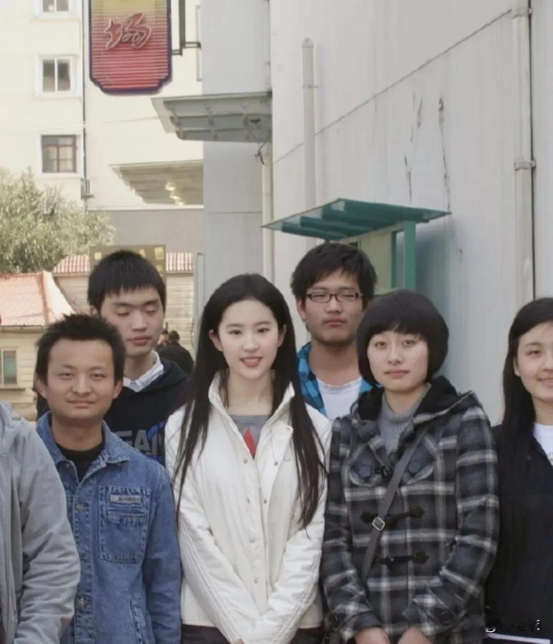 刘亦菲长得美性格好，出道20多年低调不作妖，又有作品傍身，虽然她演得电视剧不多，