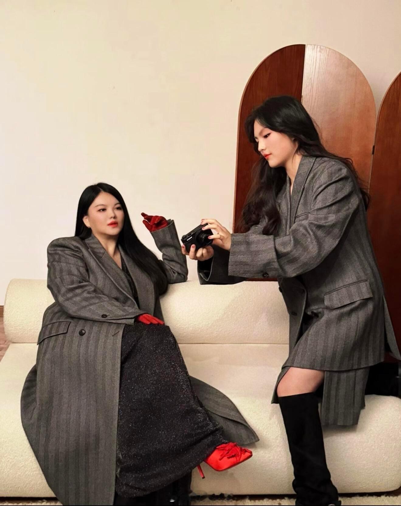 李湘与王诗龄穿母女装Look，两人合拍写真大片的画面，真的好温馨啊。 ​​​
