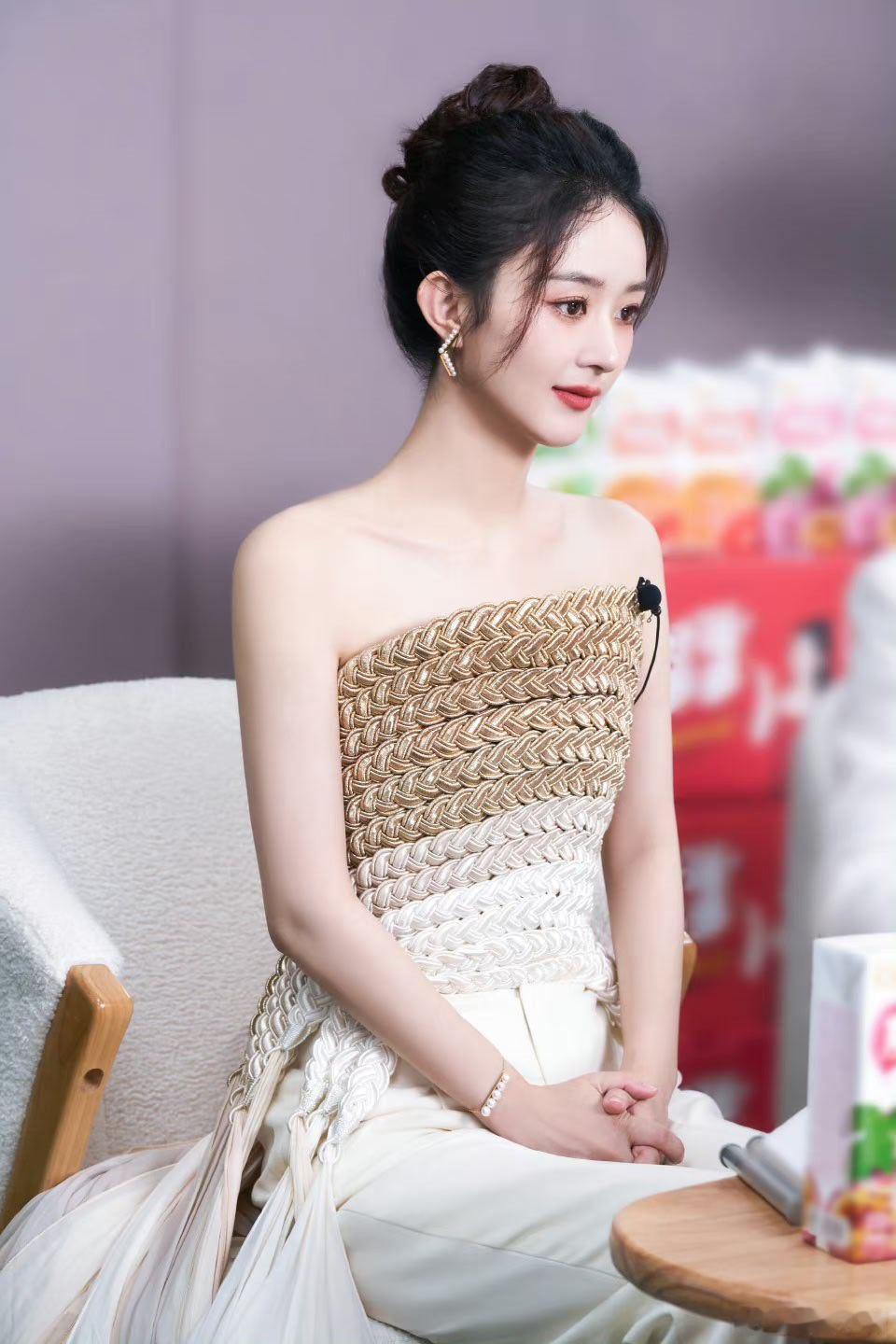 赵丽颖[超话]365天安利赵丽颖 好看的皮囊千篇一律，始终只有赵丽颖才能惊艳我​