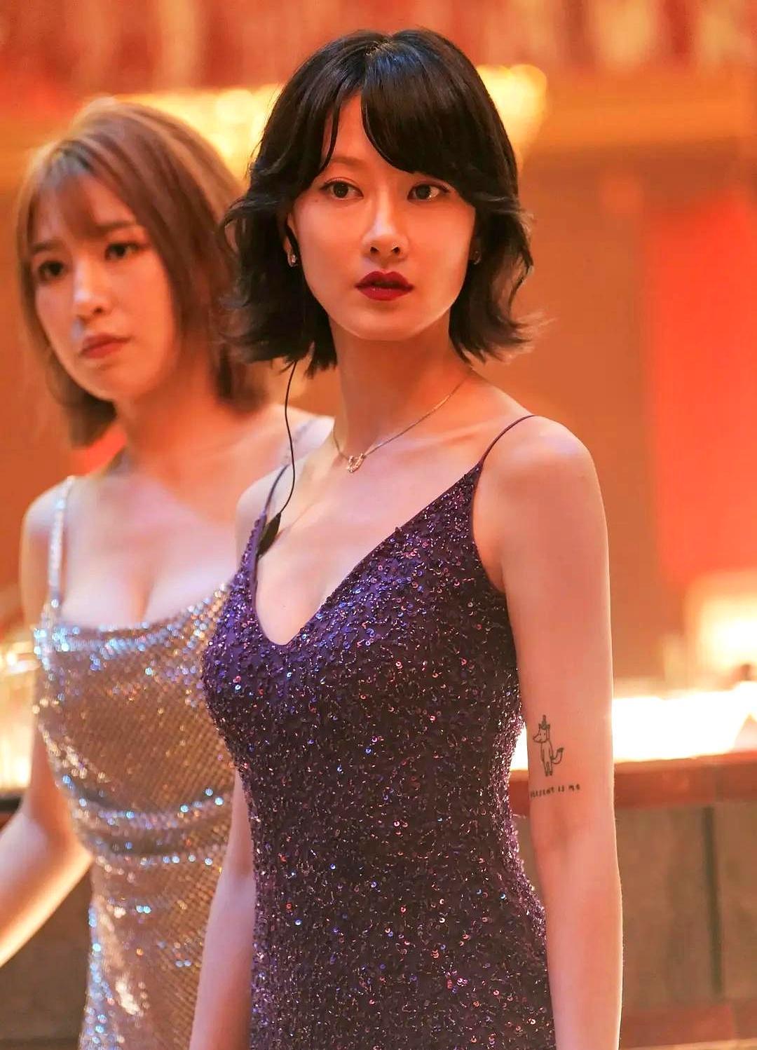 你敢信？179公分的王丹妮把钞票塞进领口，仰头灌整瓶威士忌，喉结纹丝不动！
郑秀