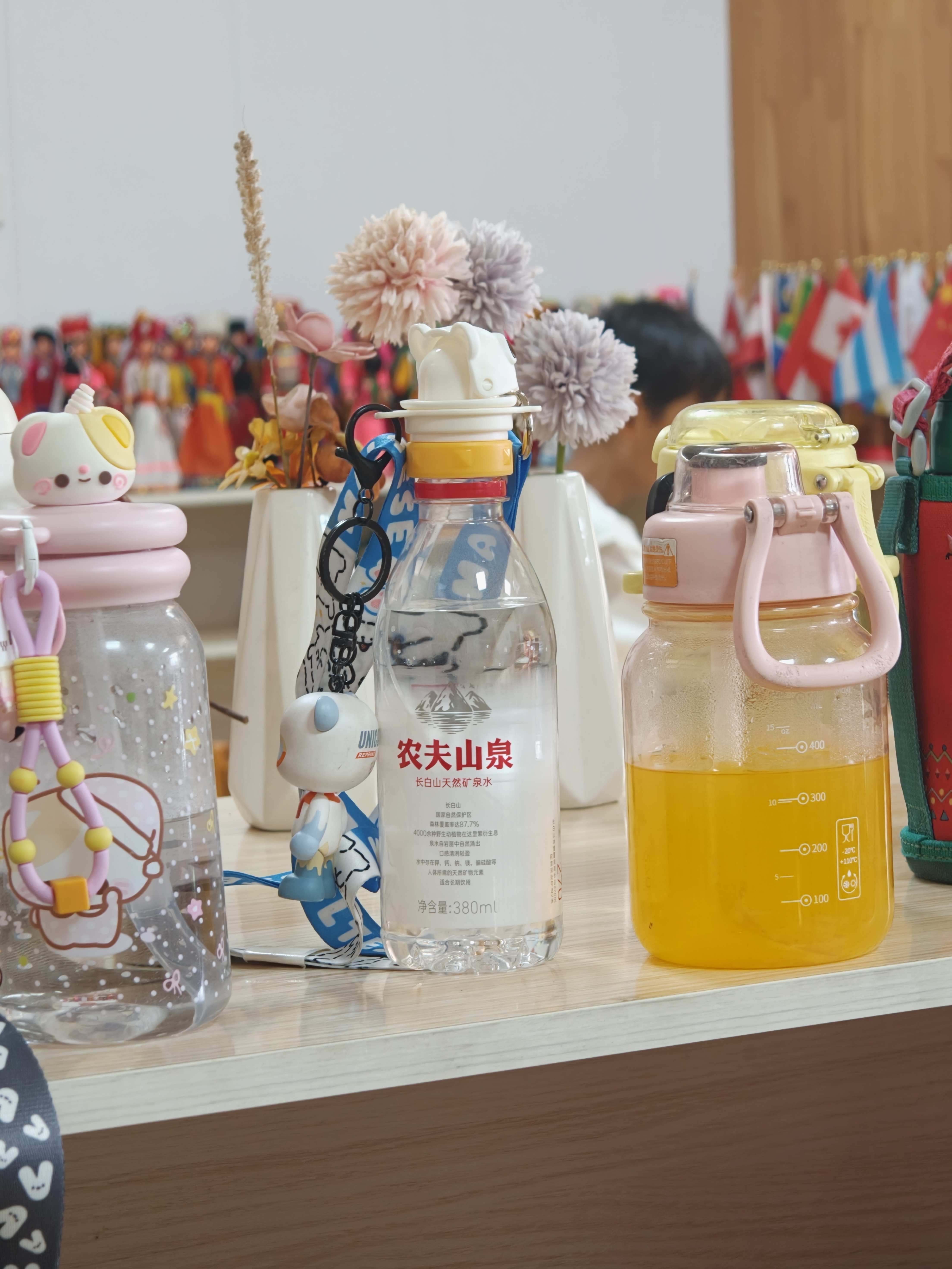 幼儿园其它小朋友的水杯VS我儿子的水杯