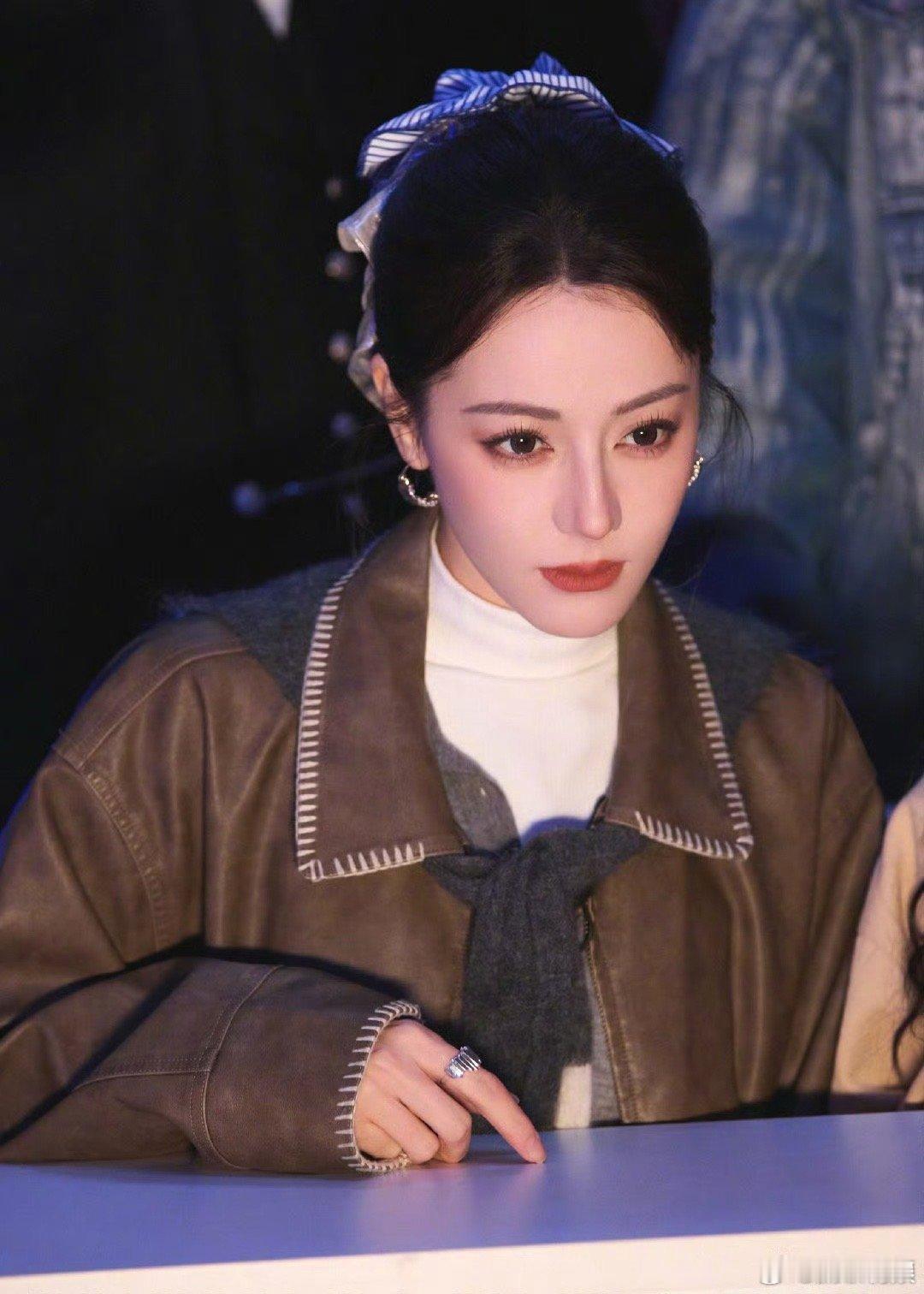 迪丽热巴开推侦探造型迪丽热巴看到了什么迪丽热巴看到了什么，哇，[爱你][爱你] 