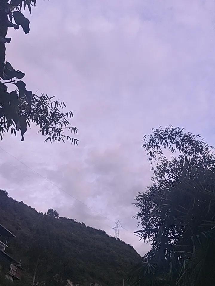 怒江天气也是奇怪的很，天天下雨，然后又晒下雨的时候冷，不下雨的时候晒