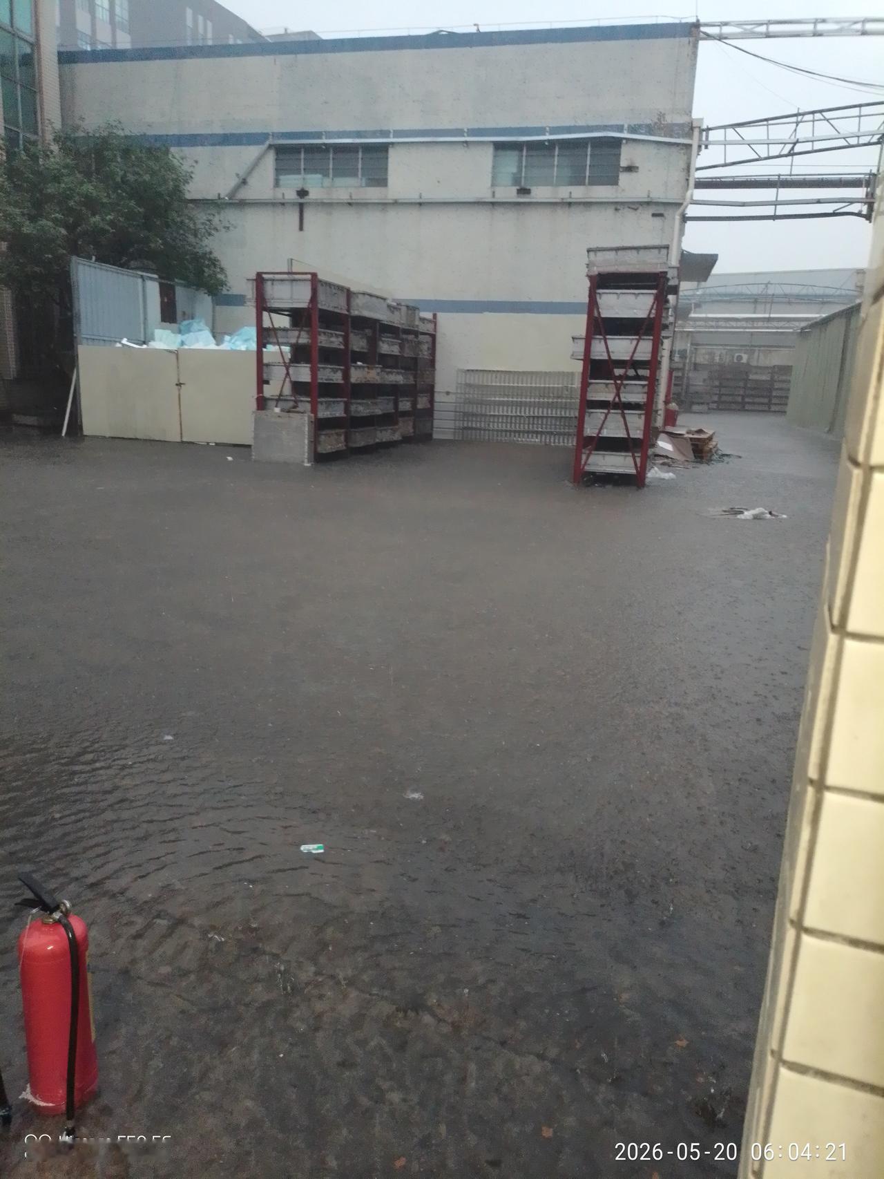 这两天这里总是在下雨，昨天晚上下了一夜雨，这院子里水都积水了，快要漫到屋里来了。