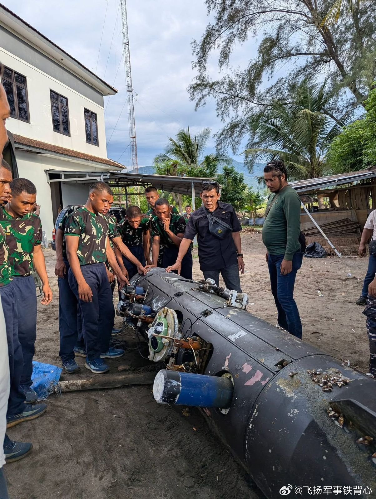 印尼渔民在龙目海峡附近发现一枚无人水下航行器（UUV）。当地媒体发布的照片显示，