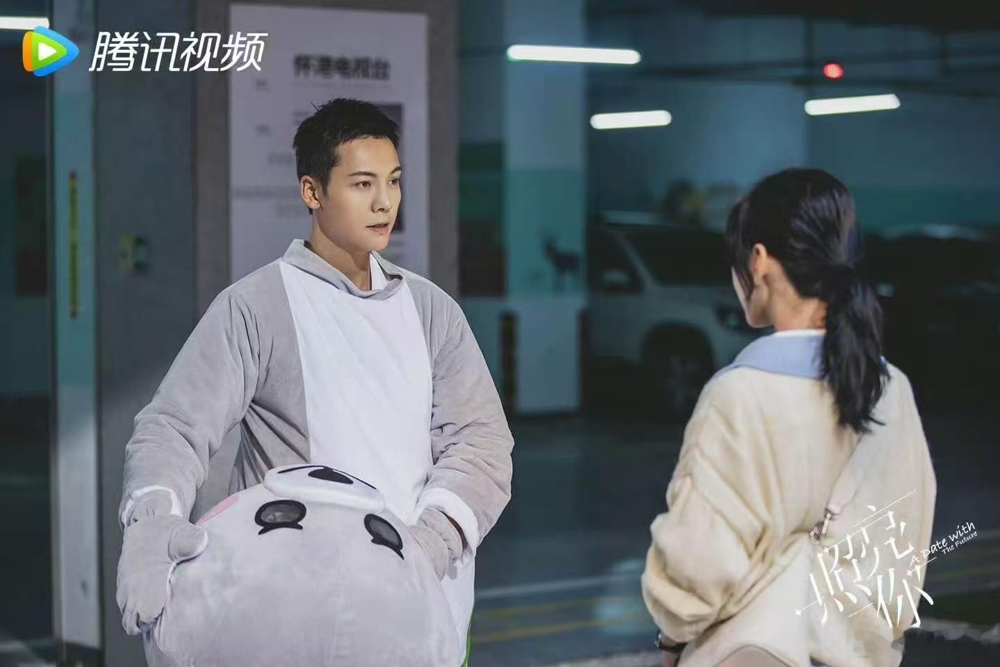 陈伟霆mv女主是章若楠最耐看的神仙搭档！三次合作三种不同质感，这次MV的克制拉扯