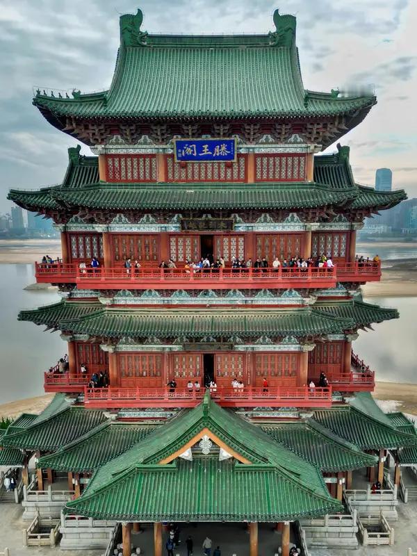 我想分享“落霞与孤鹜齐飞，秋水共长天一色”这句诗。它出自王勃的《滕王阁序》，画面