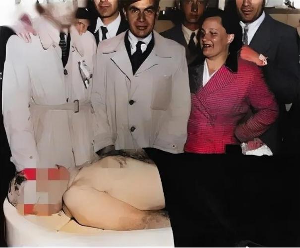 这是1945年，墨索里尼的“死亡照片”，他被摆放在一个展台上供人参观，毫无尊严可